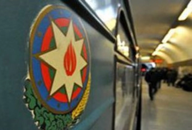 Хамское поведение в бакинском метро - ФОТО
