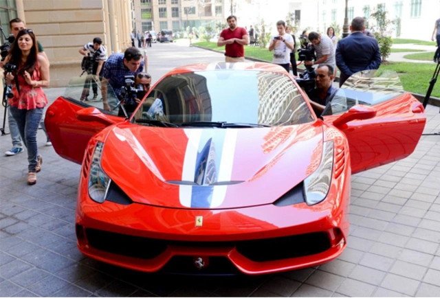 В Баку впервые на продажу выставили машины за полмиллиона манат – ФОТО