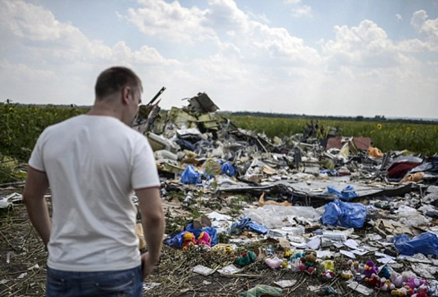 Новые свидетельства мародерства на месте трагедии рейса MH17 – ФОТО + ВИДЕО