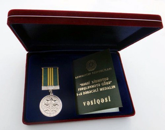 Закир Гасанов наградил азербайджанского военного, сбившего вражеский вертолет
