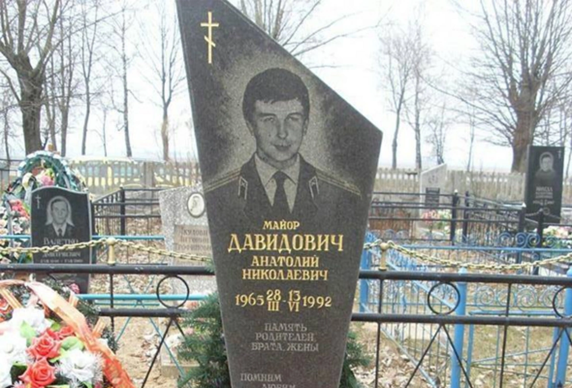 Müdafiə Nazirliyinin nümayəndəsi Belarusda Milli Qəhrəmanın məzarını ziyarət etdi