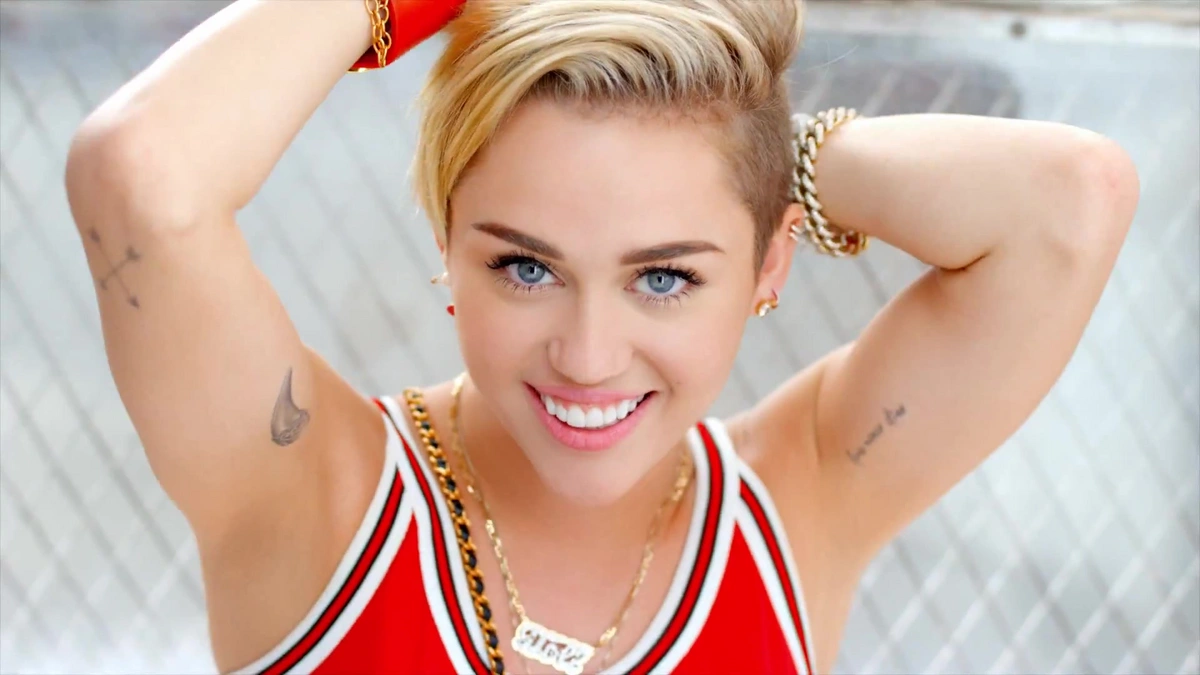 Miley Cyrus yenə açıq-saçıq şəkillərini paylaşdı – FOTO