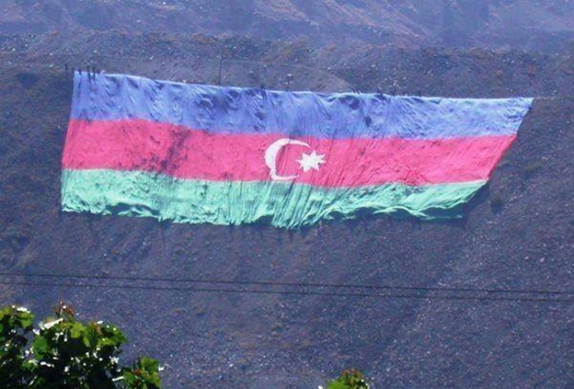 Ev külə döndü, Azərbaycan bayrağı yanmadı – VİDEO