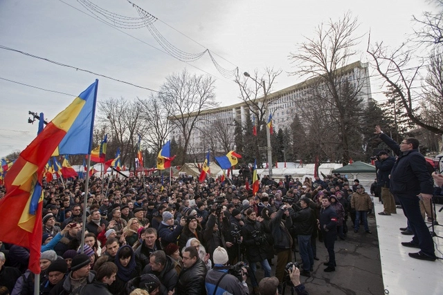 Moldovada minlərlə insan parlamenti mühasirəyə aldı