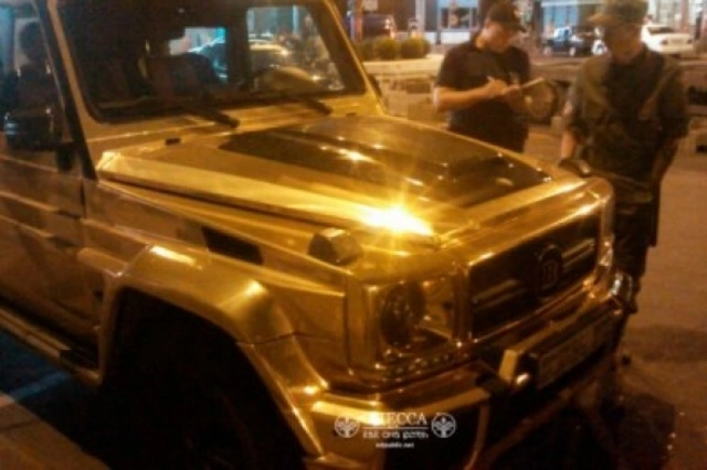 Azərbaycanlının qızılı “Galendewagen”i cərimə meydançasına aparıldı - FOTO