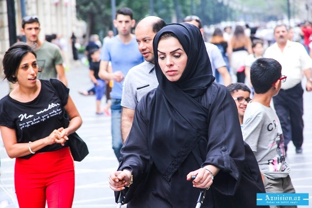 Арабы в Баку: Ваши девушки одеваются открыто - ФОТО