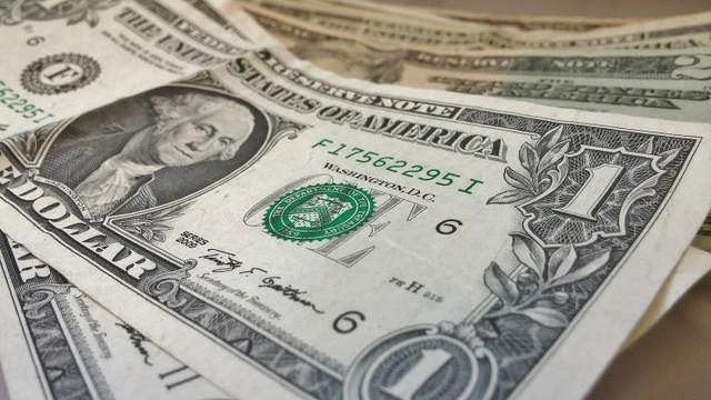 В каких банках выгоднее обменять доллары и евро? – СПИСОК