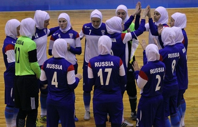 Российские футболистки сыграли со сборной Ирана в хиджабах – ФОТО