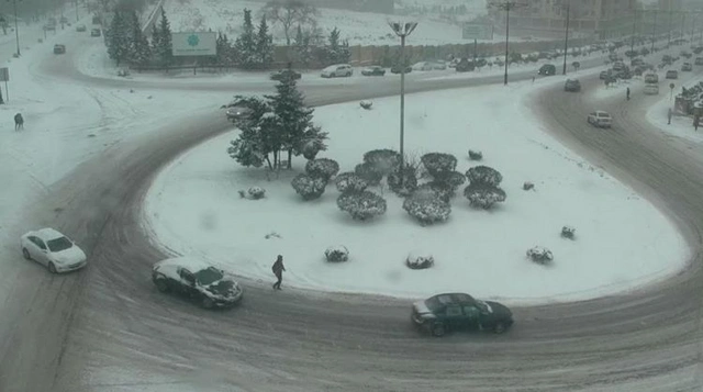 В Баку дороги покрылись льдом