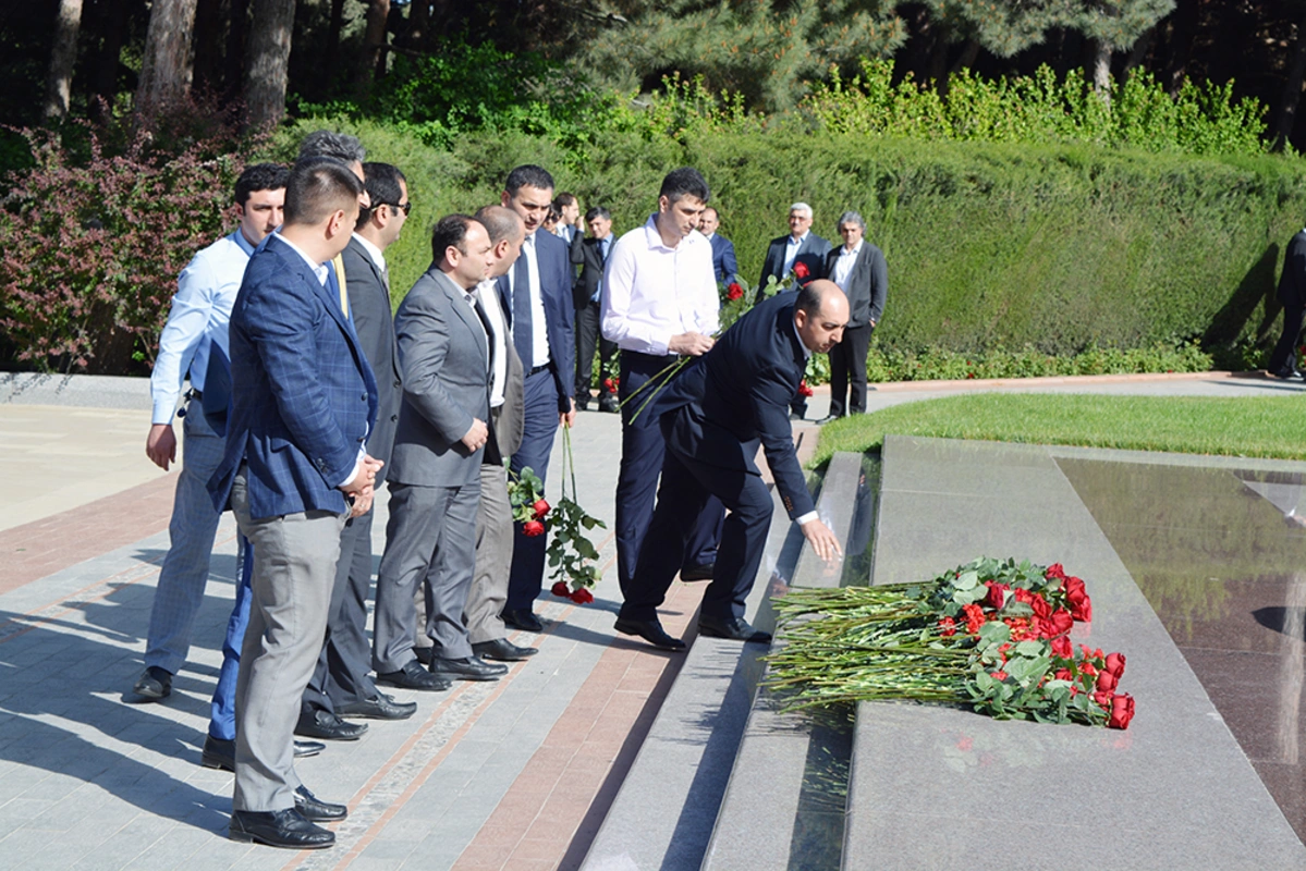 NIKOIL | Bank-ın kollektivi Heydər Əliyevin məzarını ziyarət edib – FOTO