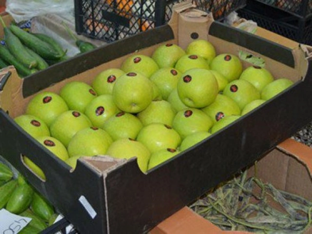 В Армении все еще продолжается скандал с яблоками из Азербайджана