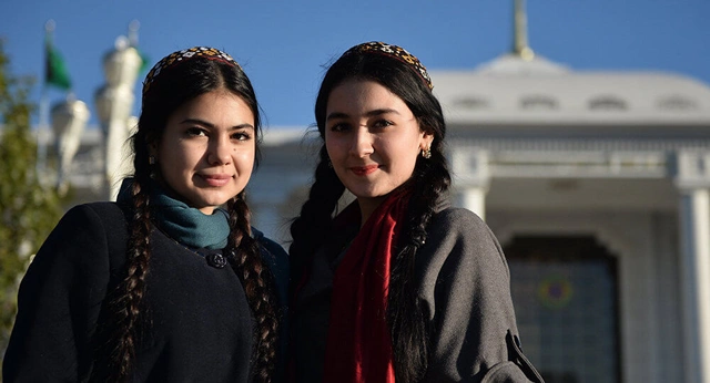Туркменкам запретили красить волосы