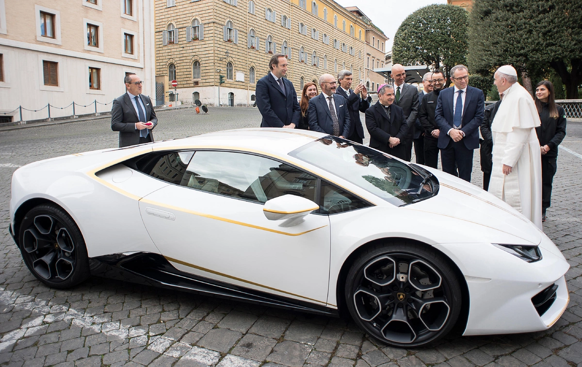 Папа Римский продал свой Lamborghini - ФОТО - Oxu.az