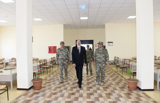 Ильхам Алиев на открытии воинской части ракетных войск - ФОТО