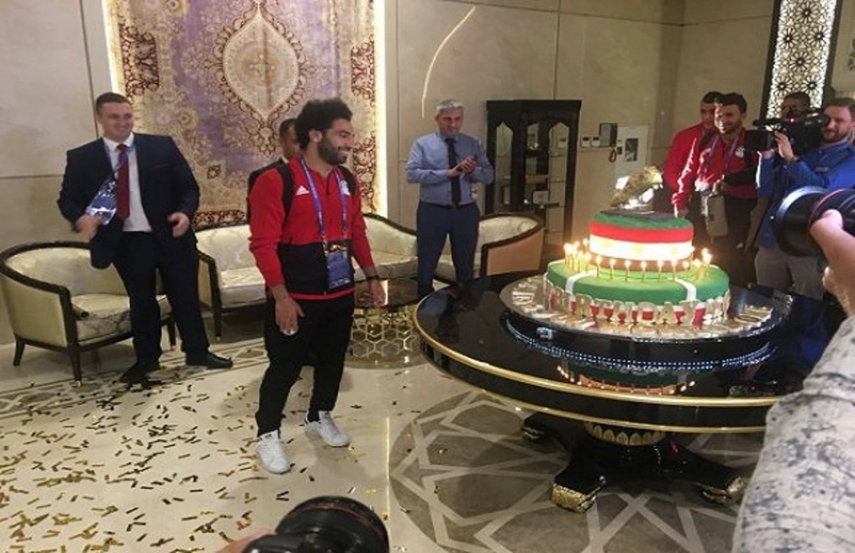 Чеченцы подарили Салаху 100-килограммовый торт – ВИДЕО
