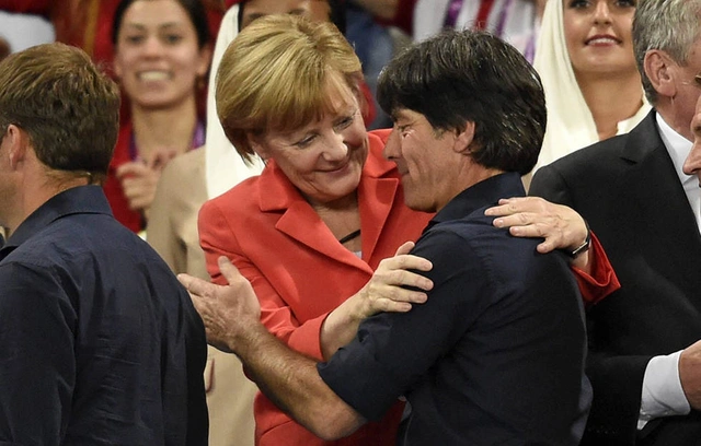 Almaniya millisi Merkeli “ofsayd”a saldı