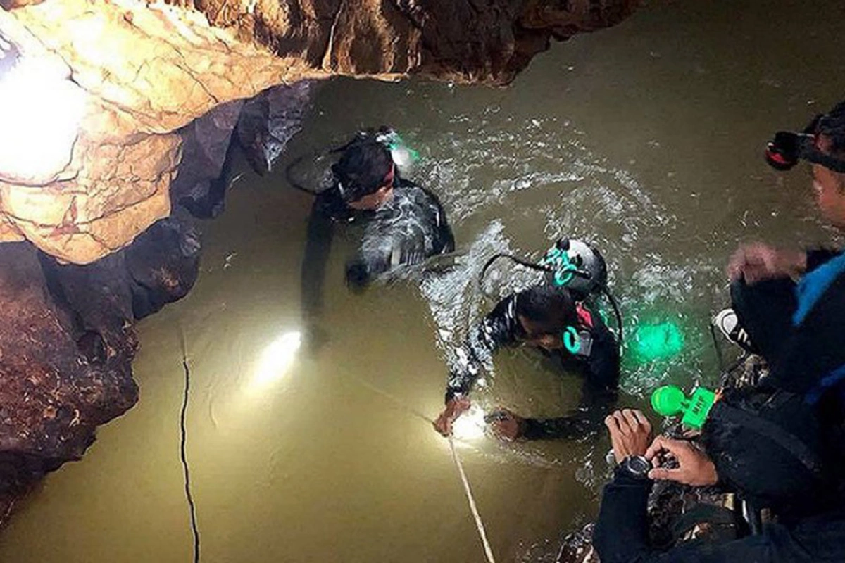 В пещеру с детьми в Таиланде случайно закачали воду