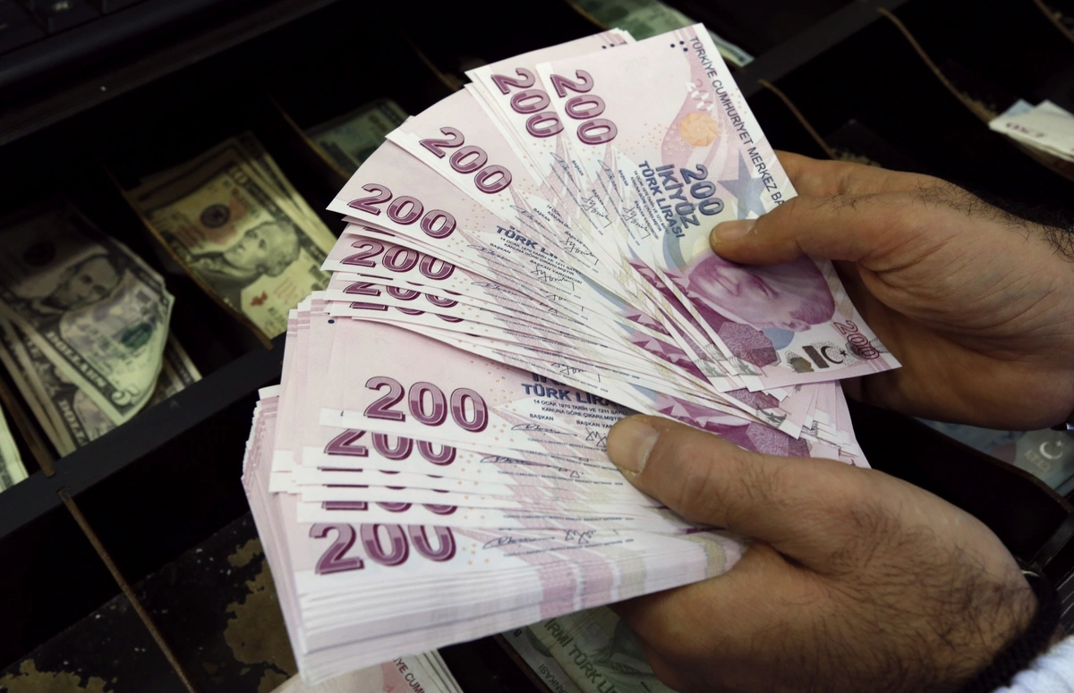 Dollar 5 lirəni keçdi - TARİXİ REKORD