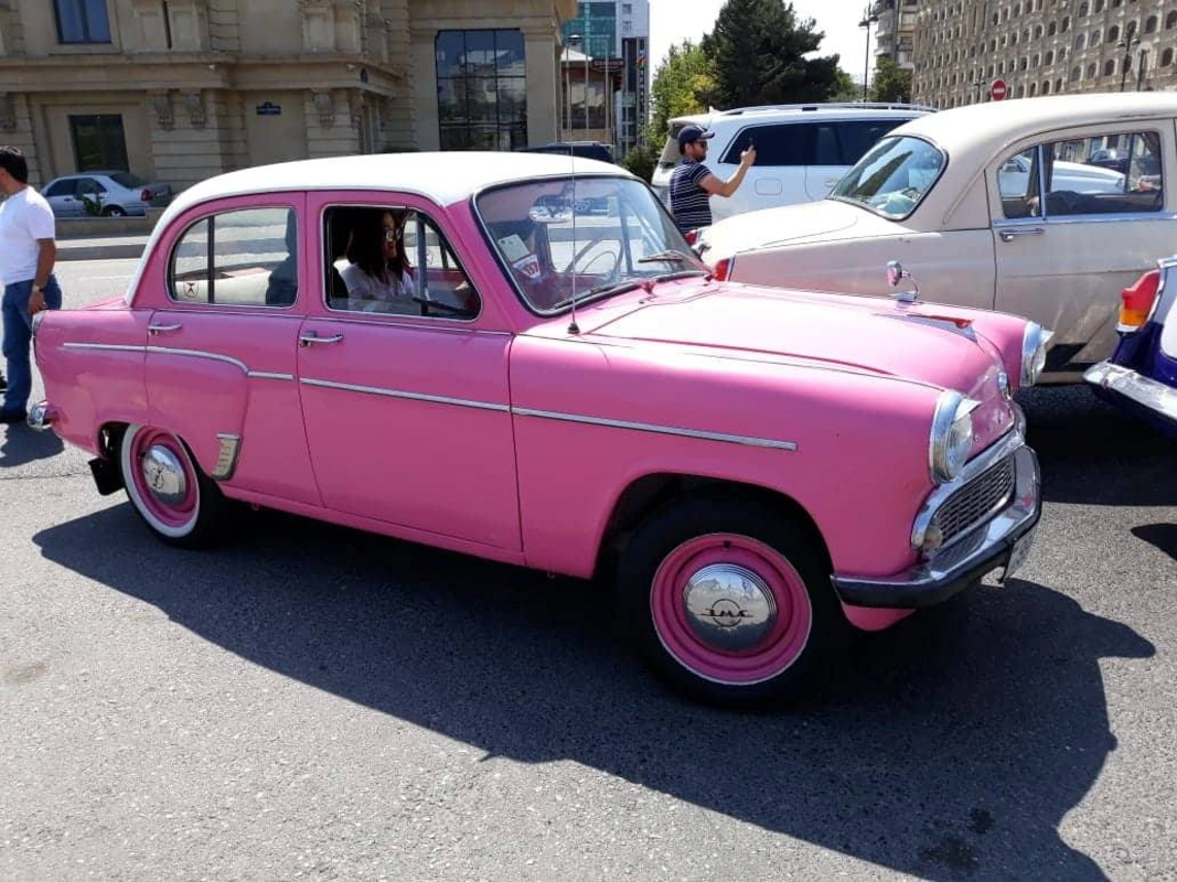 Bakıda retro avtomobillərin yürüşü - FOTO