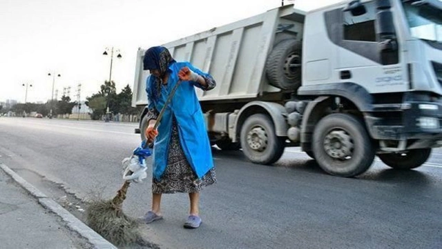 Уборщиц в Баку заставили таскать песок - ВИДЕО + ОБНОВЛЕНО