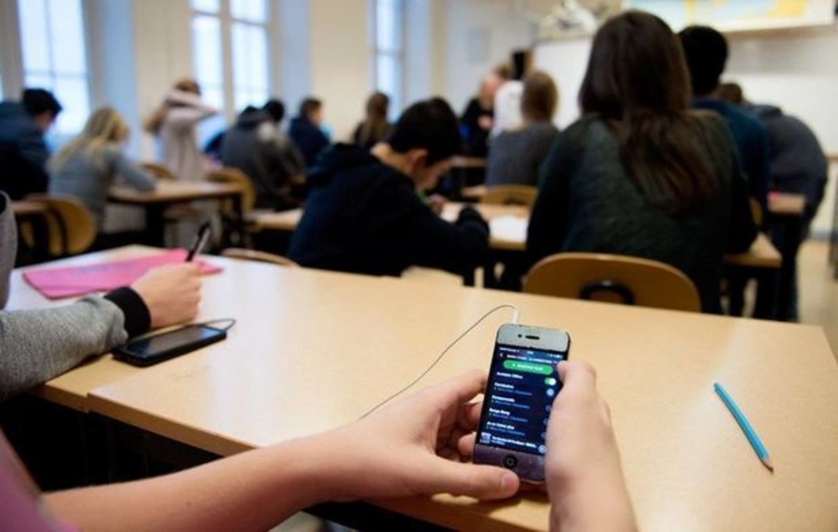 В школах Азербайджана могут запретить мобильники - МНЕНИЯ