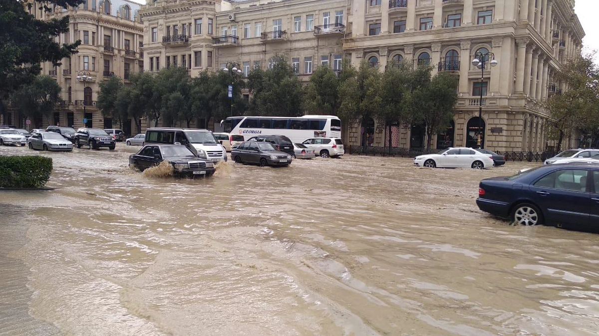 Bakı suyun altında qaldı – FOTO/VİDEO