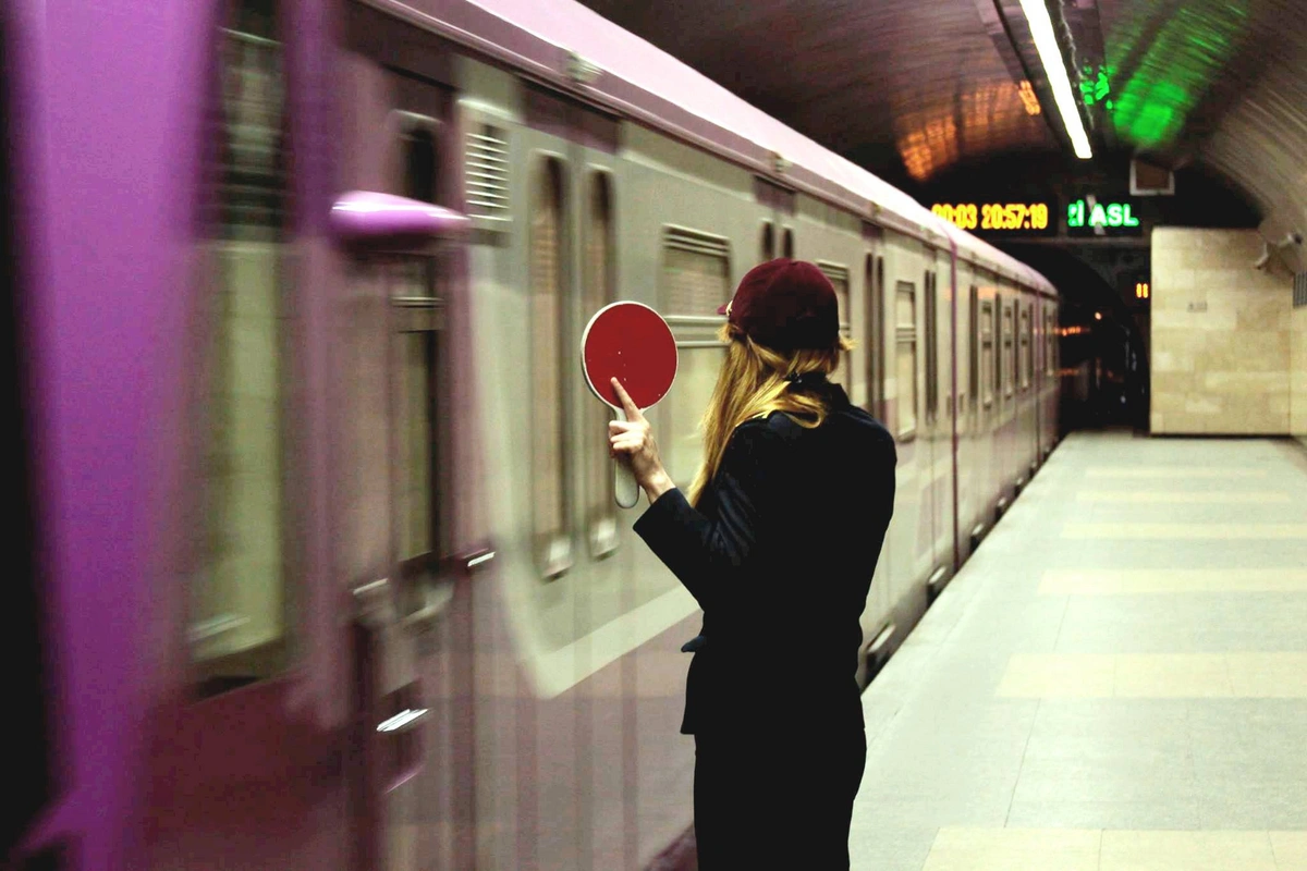 Deputatın Bakı metrosunda görüntüsü yayıldı - FOTO