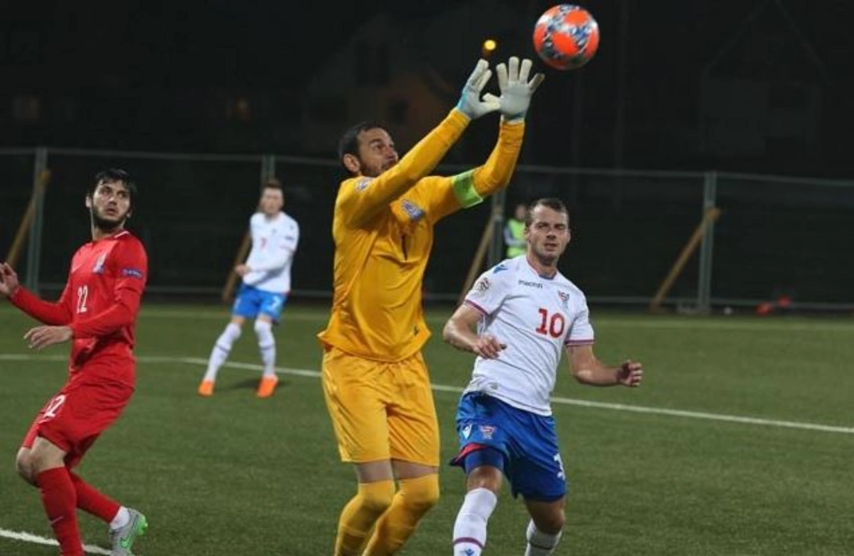 “Qarabağ” Qara Qarayevi təbrik edib Kamran Ağayevlə məzələndi - FOTO