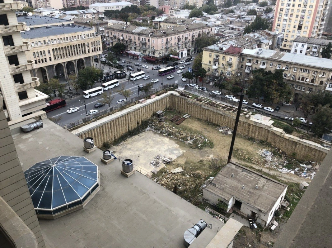 Sökülən evin sakinləri Nazirlər Kabineti və FHN-ə şikayət etdilər - FOTO