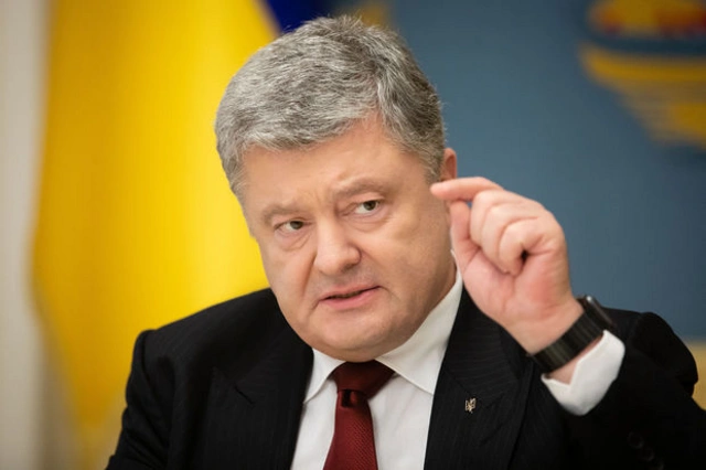 Порошенко объявил в Украине военное положение