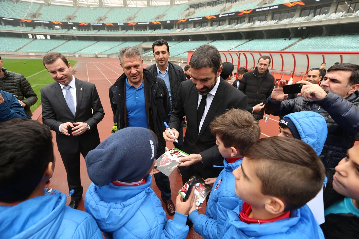 Rober Pires azərbaycanlı futbolçulara avtoqraf payladı - VİDEO