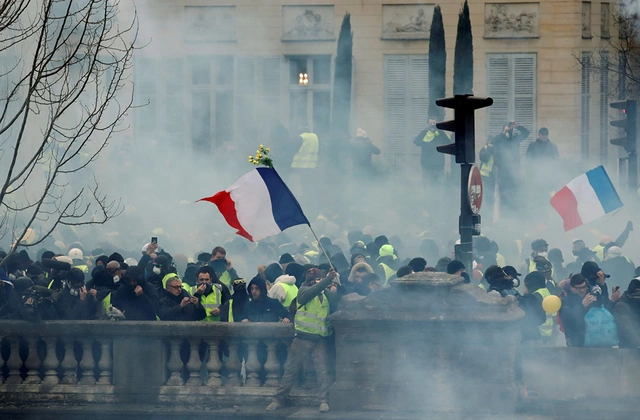 Fransada etirazçılar və polis arasında qarşıdurma olub - VİDEO