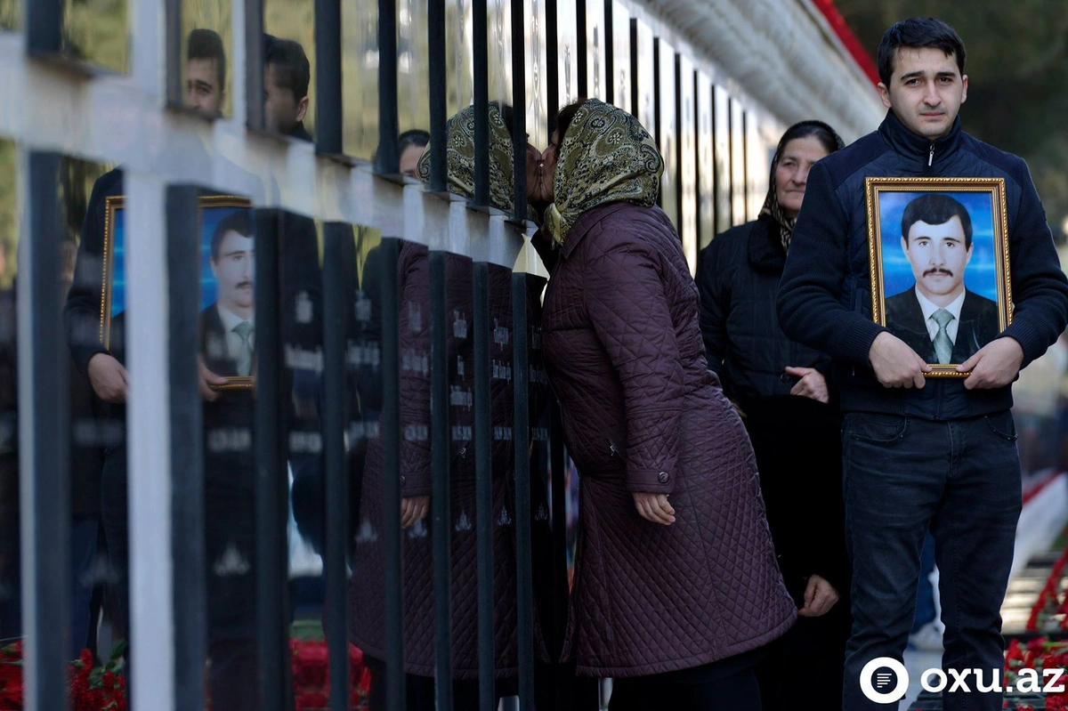 Azərbaycanda 20 Yanvar şəhidlərinin xatirəsi yad edilir - FOTOREPORTAJ