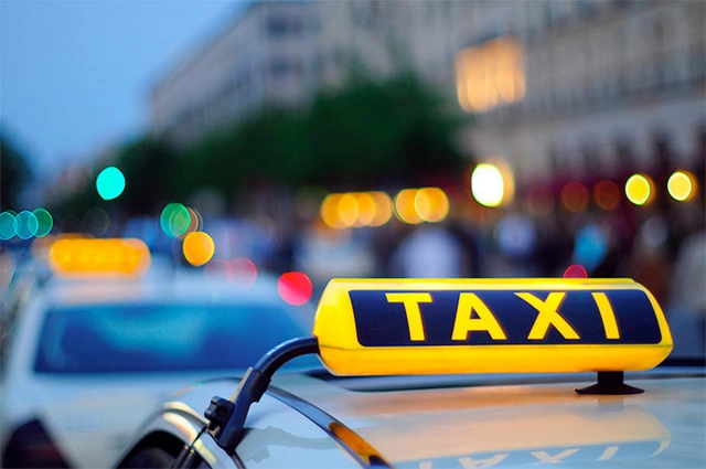Таксист завез пассажиров в засаду, где их избили и ограбили - ВИДЕО