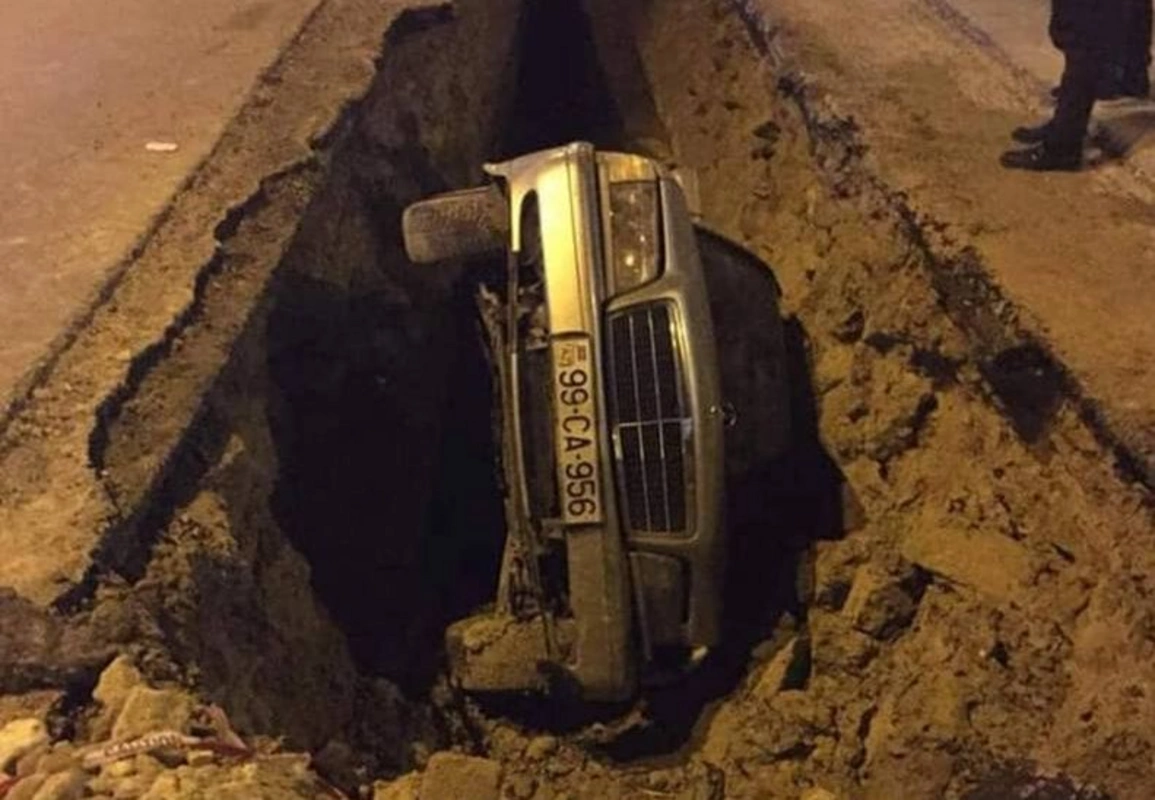 В Баку автомобиль провалился в яму - ВИДЕО