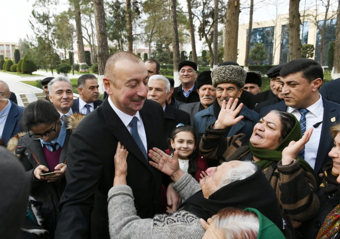 İlham Əliyev Beyləqanda sakinlərlə mahnı oxudu - VİDEO