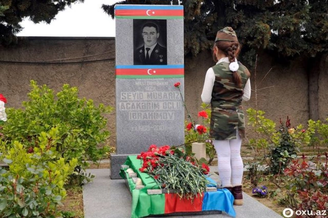 В Баку почтили память шехидов апрельских боев - ФОТОРЕПОРТАЖ