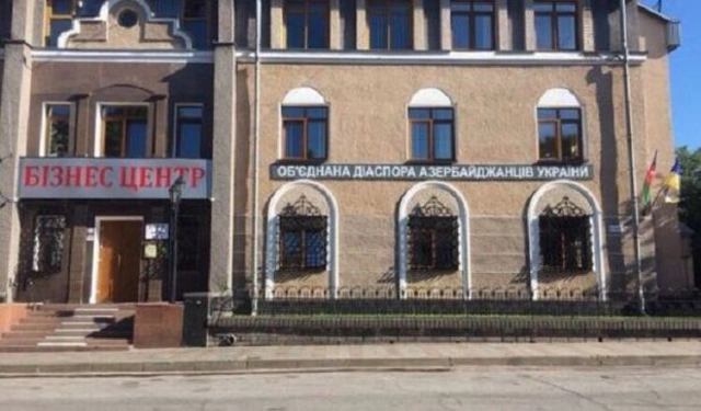 На здании диаспоры азербайджанский флаг повесили вверх ногами - ФОТО
