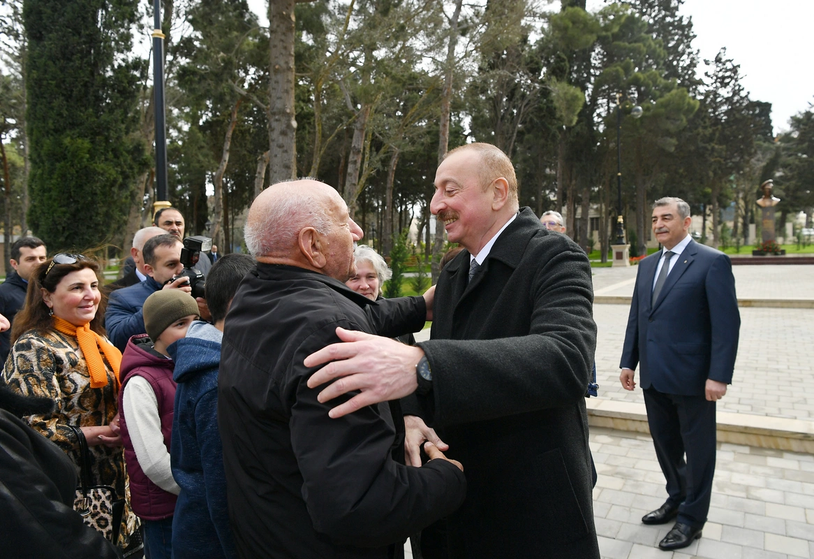 Prezident və birinci xanım Bakı sakinləri ilə görüşüb, selfi çəkdiriblər - FOTO