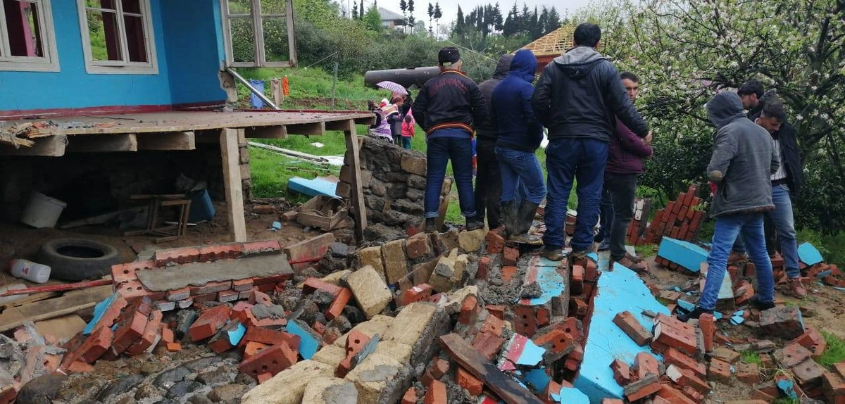 Astarada torpaq sürüşməsi aktivləşib: Bir ev uçub - FOTO