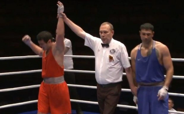 Азербайджанский боксер победил Саркисяна - ВИДЕО