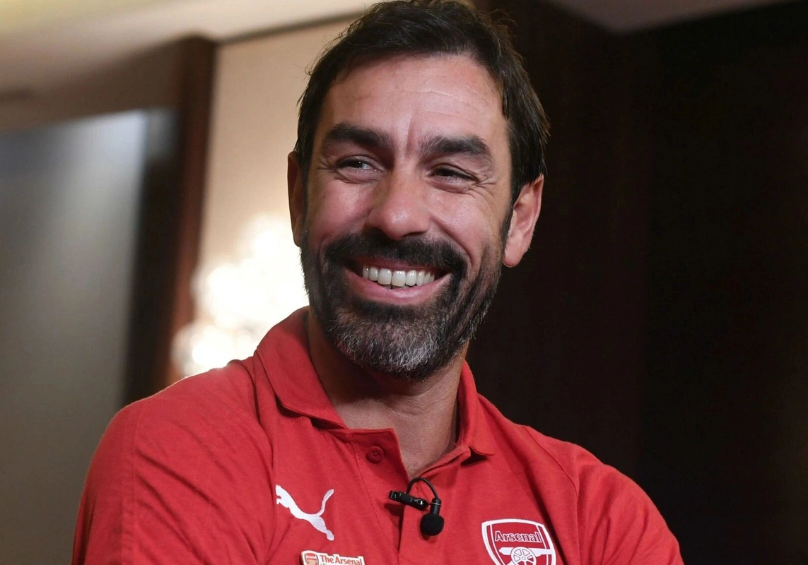 Pires Bakıda səhər yeməyi yeyib “Arsenal” fanatlarına çağırış etdi - VİDEO