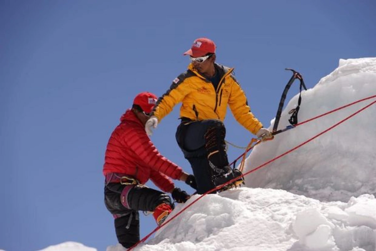 Adamyeyənlərin arasında olan azərbaycanlı indi də Everesti fəth edir - FOTO