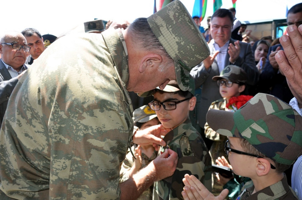 Şəhid Aqil Omarovun “Şücaətə görə” medalı ailəsinə təqdim edildi - FOTO