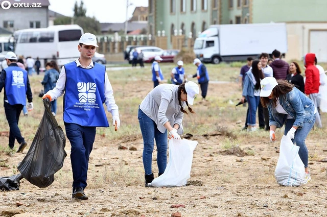 Депутаты и деятели культуры очистили от отходов пляж в Бузовна - ФОТО