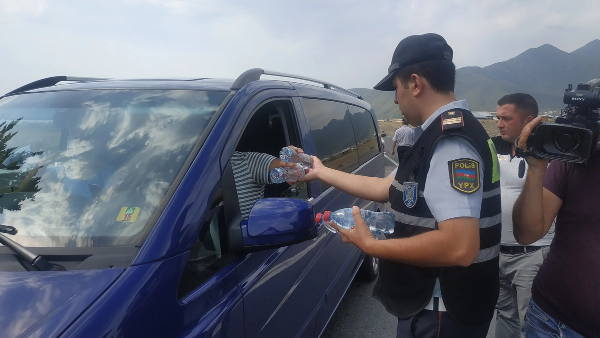 Qaxda yol polisindən nümunəvi hərəkət - FOTO