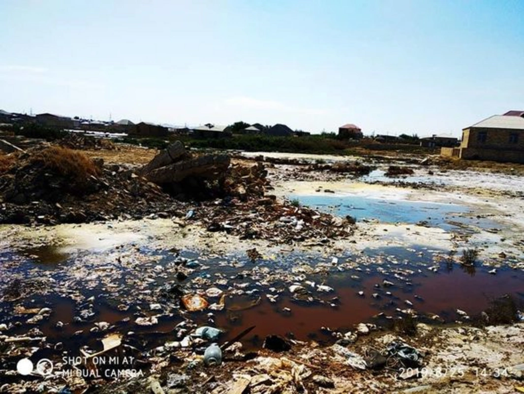 Azərbaycanda rəzalət: Şəhid ailələrinə ev tikmək üçün bataqlıqdan torpaq verilib - FOTO