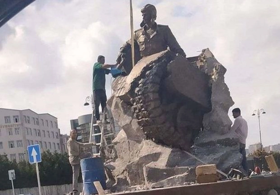 В Баку возведен памятник Альберту Агарунову