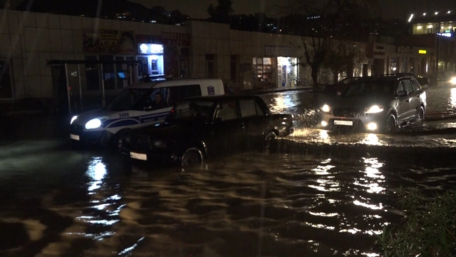 Avtomobillər su basan yollarda batıb – FOTO/VİDEO