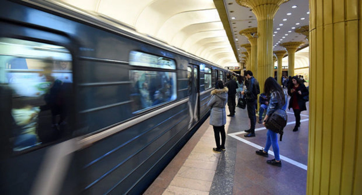 В бакинском метро в движении поездов возникла задержка